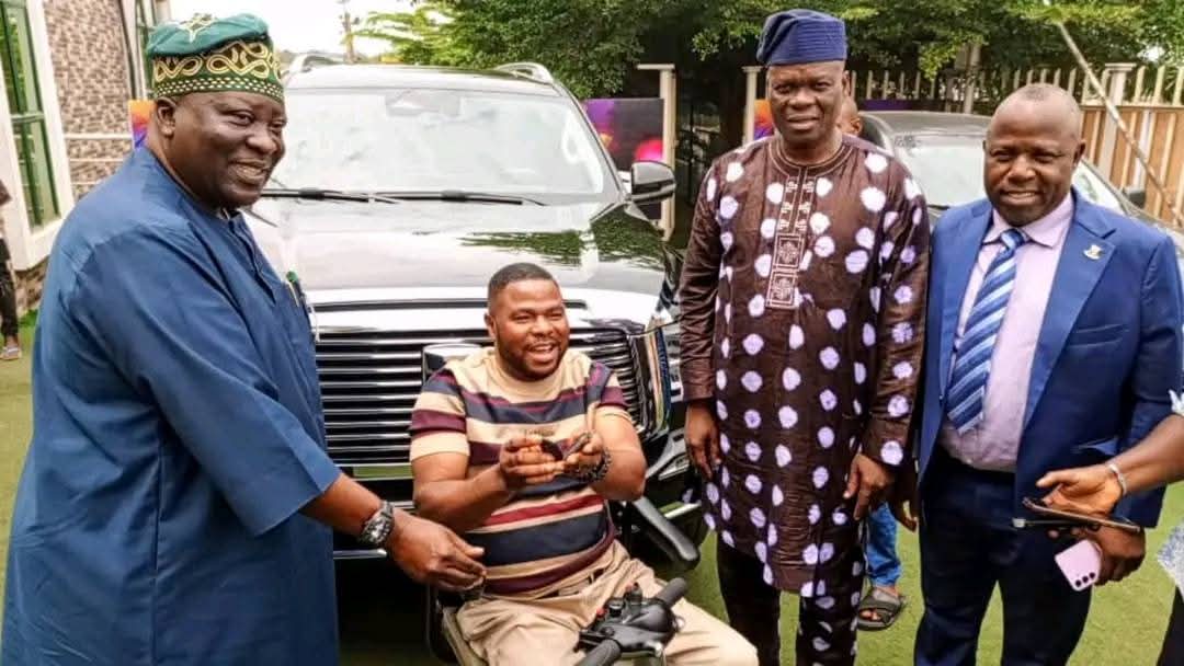Oyo gov gifts Ayefele SUV after fire incident