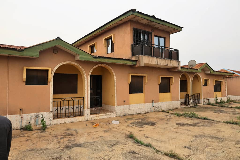 Asset Recovery: <br>EFCC hands over properties recovered from fake spiritualist  to fraud victim in Ibadan