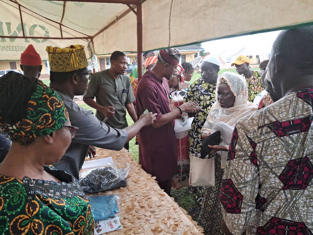 Ogun distributes reuse materials for waste disposal in Ipokia LG